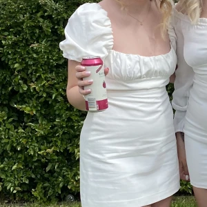 Klänning från zara - Vit klänning från Zara med öppen rygg i str M. Användt 1 gång.