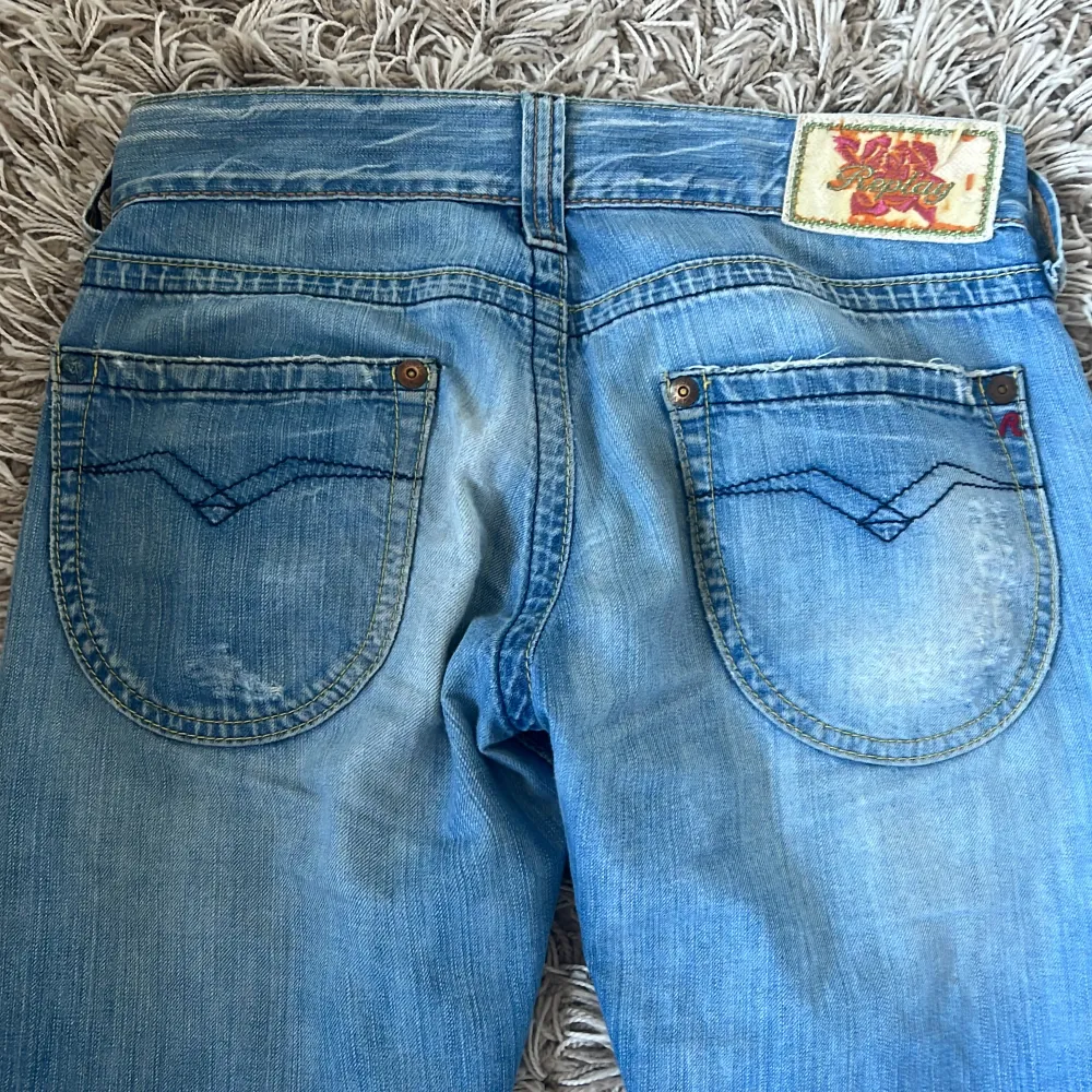 Jätte fina jeans som tyvärr har blivit försmå🫶. Jeans & Byxor.