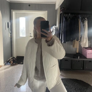 Jacka - Säljer denna jättefina jacka då den inte kommer till användning! Har använt jackan vid 1 tillfälle💓💓