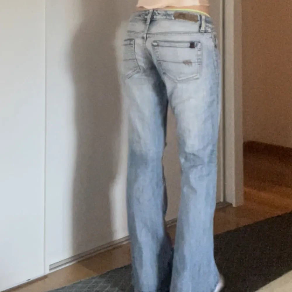 Säljer dessa jeans då de är för stora på mig! De är nästan helt oanvända men skit snygga!! Lite urtvättade i färgen vilket är så snyggt. De är lite ljusare i verkligheten. Skriv för frågor mm. Jeans & Byxor.