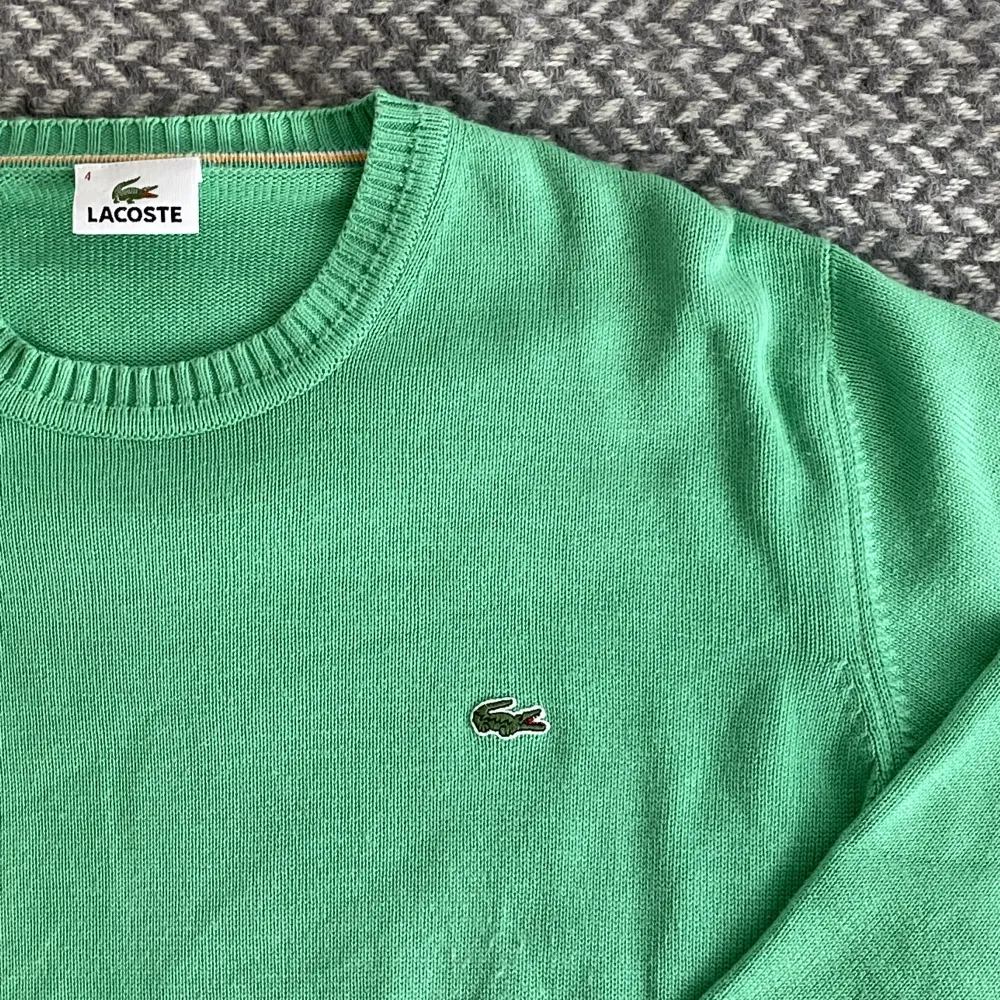 Grön stickad tröja från Lacoste. Storlek M, sitter som en S/M. I mycket bra skick, inga skador eller fläckar. Hör gärna av dig vid frågor😉👊🏽. Tröjor & Koftor.
