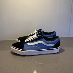 Vans - Tjena, säljer nu mina vans som i princip är som nya, endast använda 1 gång. Säljes för att dem är för små! Skick: 10/10 Färg: turkos, vit, svart Storlek: 42,5-43