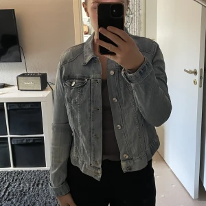 Jeansjacka - Jeansjacka från H&M i storlek 170, ”fläckarna” uppe på högra axeln är tyget 