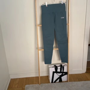 Tights m scrunch ICIW str small - Oanvända tights fr ICIW, fin smaragd-grön/grå färg. Scrunch baktill och ”v-form”. Strl small. Se även flera annonser med oanvända tights fr ICIW. 😊