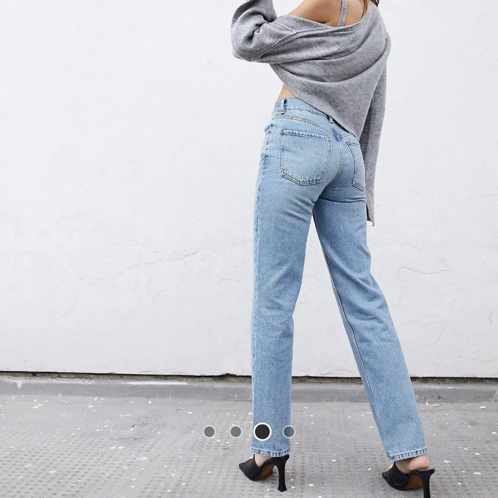 Säljer dessa midwaist jeans från Asos. Använda fåtal gånger så i fint skick!💓. Jeans & Byxor.