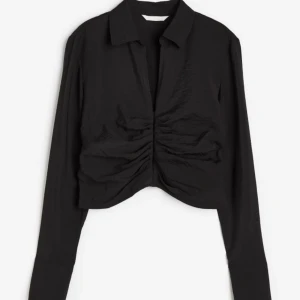 Tröja  - Tröja från hm med fin detalj, oanvänd, lapp kvar.  