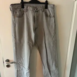 Säljer mina Levis 501 gråa jeans. Har tuvyr växt ur dem men säljer dem därför för ett bra pris. Använda 3 gånger 