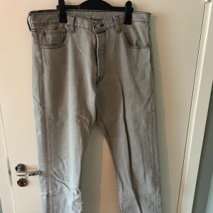 Levis 501 - Säljer mina Levis 501 gråa jeans. Har tuvyr växt ur dem men säljer dem därför för ett bra pris. Använda 3 gånger 