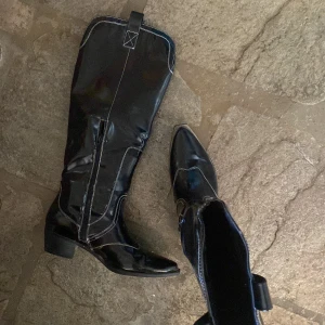 Cowboyboots från ASOS - Säljer ett par cowboyboots från ASOS. Använda 1 gång på fest. Fint skick!