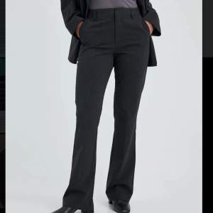Mörkgråa kostymbyxor från bikbok i modellen Vilma. Aldrig använda.  Storlek 34, nypris:499