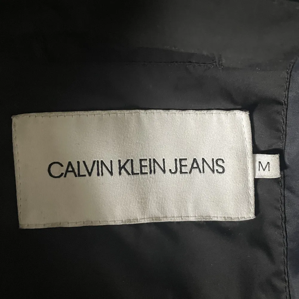 Svart Calvin Klein Jeans vinterjacka i bra skick. Nypris 2085kr. Jag är 187 cm och det är storlek M. Jackor.