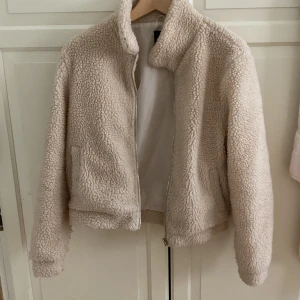 fluffig jacka pile/fleece - jättemysig teddyjacka i beige färg ! stl S ungefär men passar även xs. skriv gärna för fler bilder!