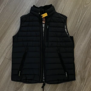 Parajumpers väst - Säljer nu min väst som inte anväds längre, den är i bra skick. Storlek S. Nypris ca 4000. Skriv vid frågor.
