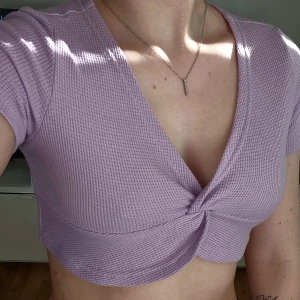 Ljus lila kort t-shirt - Säljer denna pågrund av att den är för liten och inte andvänds sen jag köpte den. Har en superfin lila färg och så fin modell stl.36 men är ganska liten i storlek. Kan skickas men då läggs frakten på priset.💜