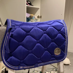 Schabrak  - Jag har använt detta schabraket 1 gång och jag säljer det för att de är för liten storlek för jag behöver storlek full egentligen. ( Går även bra att vi byter schabrak om du har ett full schabrak) 