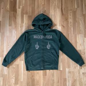 MADEBYMODA rhinestone F-YOU  hoodie grön, finns 3st i storlek large. Finns även att köpa på madebymoda.com (vår hemsida). 