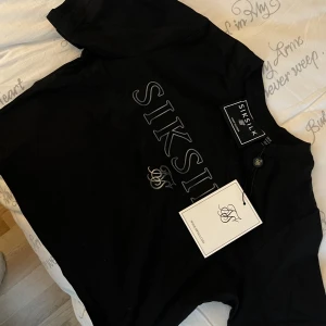 Siksilk Crop top - Säljer min helt oanvända Siksilk Crop top då den aldrig kommer till användning.  Pris går att diskutera:)