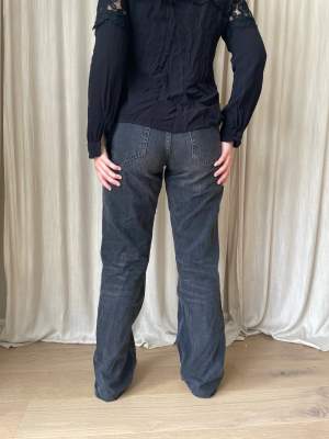 supersnygga lågmidjade svarta jeans. Storlek 27/32! Hör av dig vid fler frågor :)