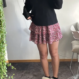 Blommig klänning  - Super söt rosa blommig klänning. Aldrig använd, som ny. Köparen står för frakten💕😊