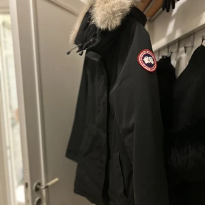 Canada Goose Jacka Dam - I använt men fint skick. En knapp längst ner bak på jackan har lossnat. Är enkelt att fixa men ingenting som syns. Storlek är XXS, men passar även en vanlig XS. Fler bilder finns. Nypris 11.000:-  OBS. Vanligt slitage från användning finns! Ej nyskick. 