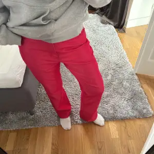 Sååå balla jeans i typ metallic rosa!! Kommer tyvärr inte till användning men Såå unika!!