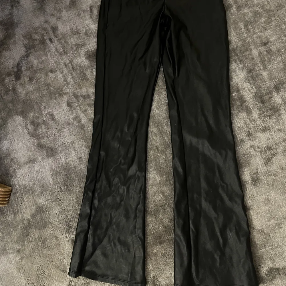 Svarta raka skinn byxor i storlek XS. Jeans & Byxor.