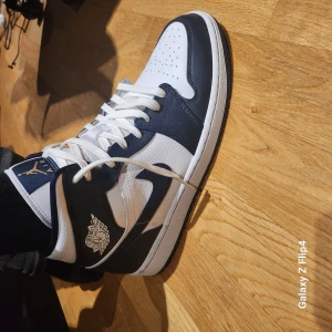 Jordan 1 mid stl 44 - Endast provade 1 gång.  Kan hämtas I Aspudden eller Huddinge