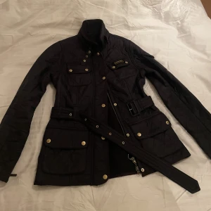 BARBOUR JACKA - Säljer min Barbour jacka som är i strl 34. Är i väldigt bra skick inte sönder nånstans och känns helt ny! Är öppen för prisförslag!