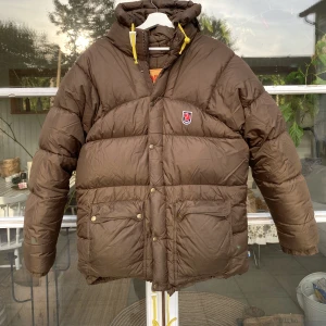 Fjällräven expedition vinterjacka  - Hej, säljer en vinterjacka från Fjällräven i brun färg. Bra skick, finns några smådefekter, kan skicka bild på det i DM. Nypris 8000kr. Gamla modellen och även den snyggare enligt mig, lite mer ”puffig”. Storlek S men passar olika. Hör av dig vid frågor. 
