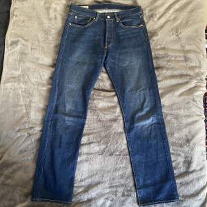 Ett par fina levis jeans i storlek 32/34. Köpt i herrstorlek men passar utmärkt till alla kön! Använd många gånger men är i bra skick.