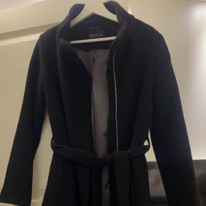 Kappa - Mycket fin kappa köpt på MQ. Ny pris är 2299kr (se sista bild) Som i nytt skick.