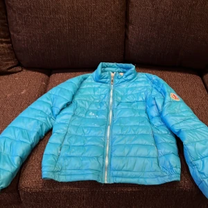 Jacka - Den är 100 % äkta det är storlek 150 för barn 