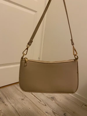 väska - jätte söt beige väska som tyvärr inte kommer till användning längre. Den är bara använd 1 gång alltså super bra skick inga defekter💞 skriv för fler bilder eller frågor💞