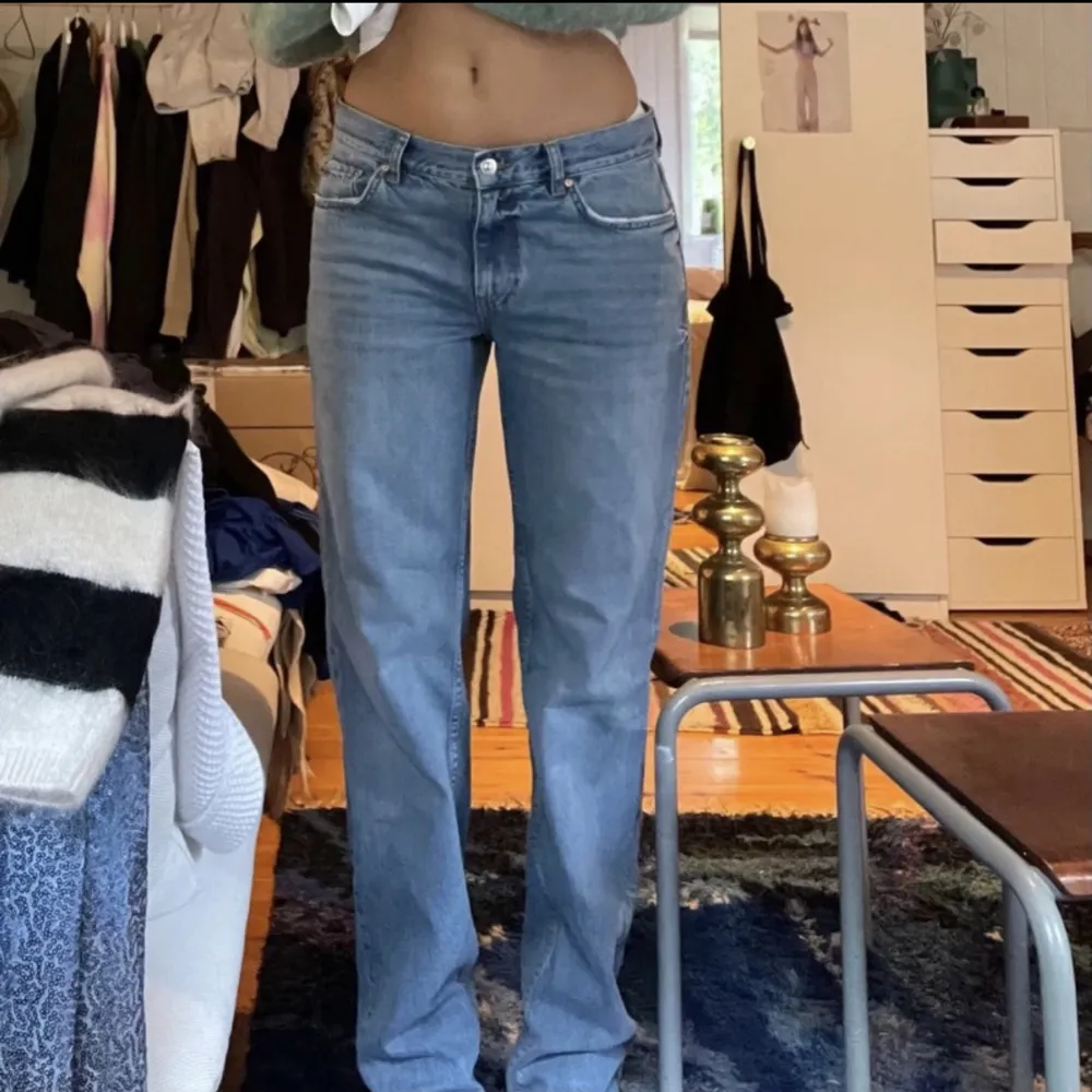 Low waist jeans ifrån ginatricot i storlek 36! . Jeans & Byxor.