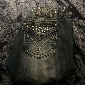 Miss me jeans - Säljer dessa otroligt fina jeans. Älskar dem men tyvärr för stora. Dem är skinny men går nog att sy om. Strl 30. Tar endast Swish så kontakta privat vid intresse.❤️ 