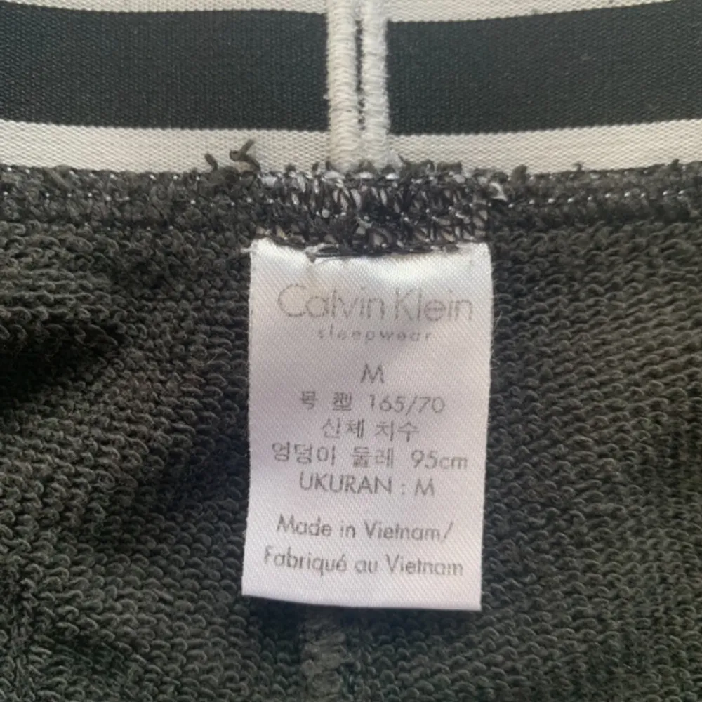 Calvin Klein shorts, de är äkta och endast köpts för några år sedan. Använd ett par gånger, men är som ny! . Jeans & Byxor.