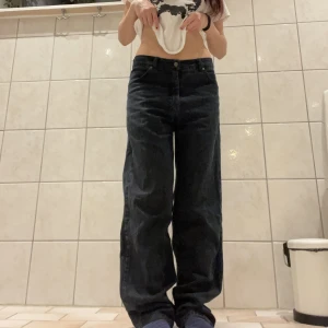 Baggy jeans  - Baggy jeans från lee, midjemått 80cm innerbenslängden 79