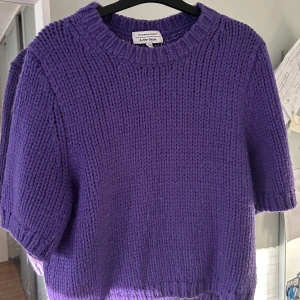 Stickad tröja - Lila stickad tröja från & other stories. Skönt material, kort i armarna 