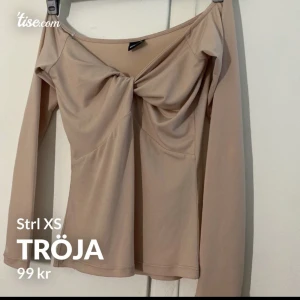Långärmad tröja  - Tröja från GinaTricot, färgen syns lite dåligt på bild men det är "peach" färg åt de rosa hållet.