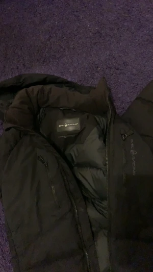 Sail racing jacka  - Använd en vinter så nästan ny. ny pris ungefär 4500 mitt pris 1200. Storleken är 160. Passar dig som har storlek xs och s