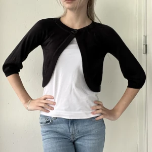 Svart kofta  - Säljer denna svarta kofta/bolero med knapp ❤️ står ”10” i storlek men skulle uppskatta till storlek XS. Den är INTE nopprig och i väldigt gott skick 💓 klicka gärna på ”köp nu” 