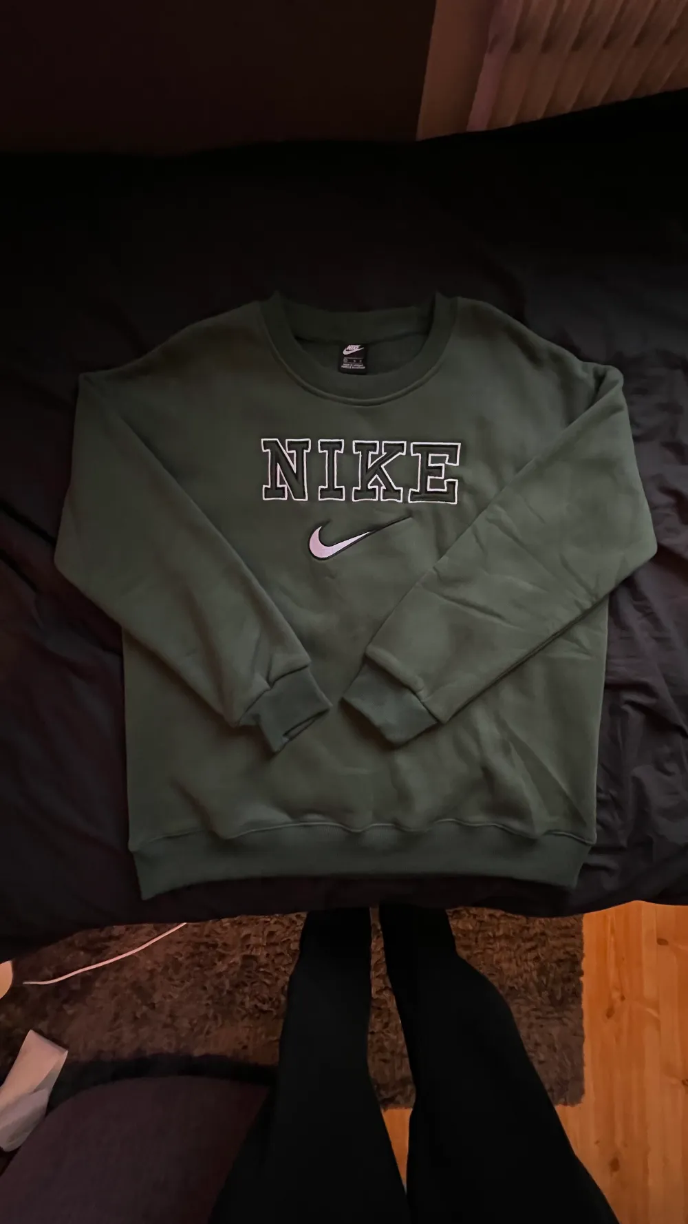 Säljer min Nike vintage hoodie / sweater i storlek L. Hoodies.