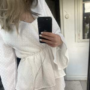 vit volangklänning från madlady i stl s💓 säljer då den e för stor