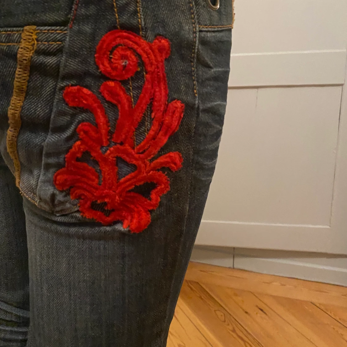Lågmidjade jeans med cool detalj - 91
