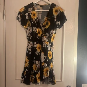Kortklänning - Somrig klänning med solrosor använd fåtal gånger