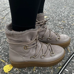 Höstboots🍁🍂 - Säljer mina superfina höstskor! De är perfekta nu till lite kyligare väder och endast använda ett fåtal gånger🍂🩷köpte förra året nypris 1500kr säljer för endast 399kr!! 