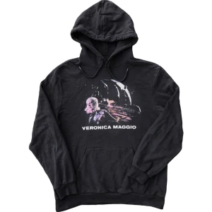 Veronica Maggio Merch Hoodie - Merch från Veronica Maggios nyaste album ”Och som vanligt händer det något hemskt”. Snygg Hoodie i bra skick, ställ gärna frågor!😊
