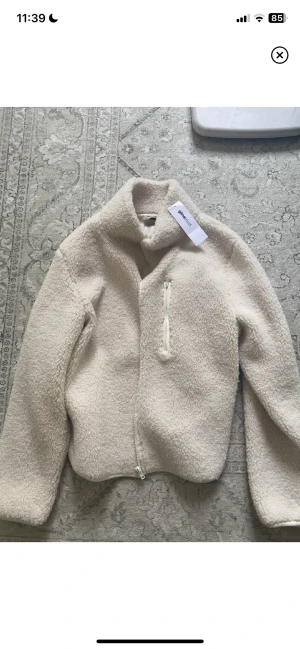 Teddy jacka  - Höst jacka helt oanvänd med prislapp kvar (nypris 500kr), modell från Gina som slutsåld  Köpa för 300ink frakt