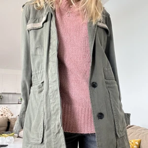 Military jacket  - Ascool militärjacka från zara, knappt använd 💓Perfekt till hösten!