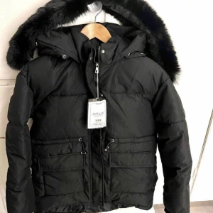Helt ny vinterjacka med prislapp på - Säljer en superfin och varm jacka som tyvärr var för liten till mig.  Kan inte skicka tillbaka den eftersom tiden för det har gått ut.  Storlek M.  Kan skickas, men får betala frakt själv. Nypris 869kr
